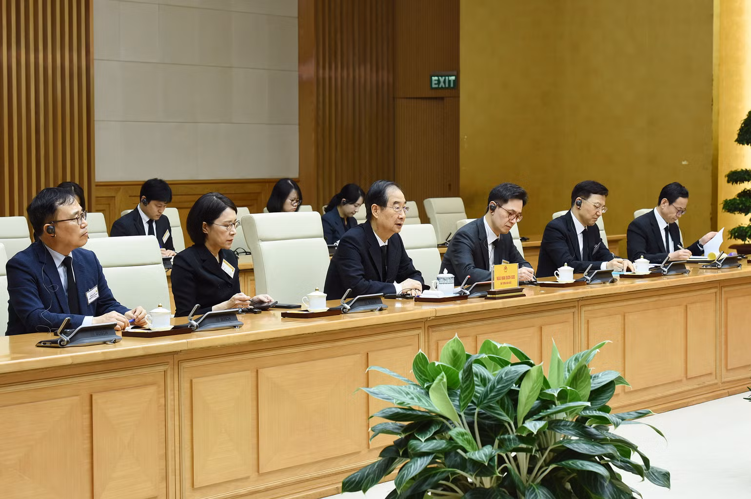 Thủ tướng Hàn Quốc Han Duck Soo và các thành viên trong đoàn cùng tham dự buổi tiếp.