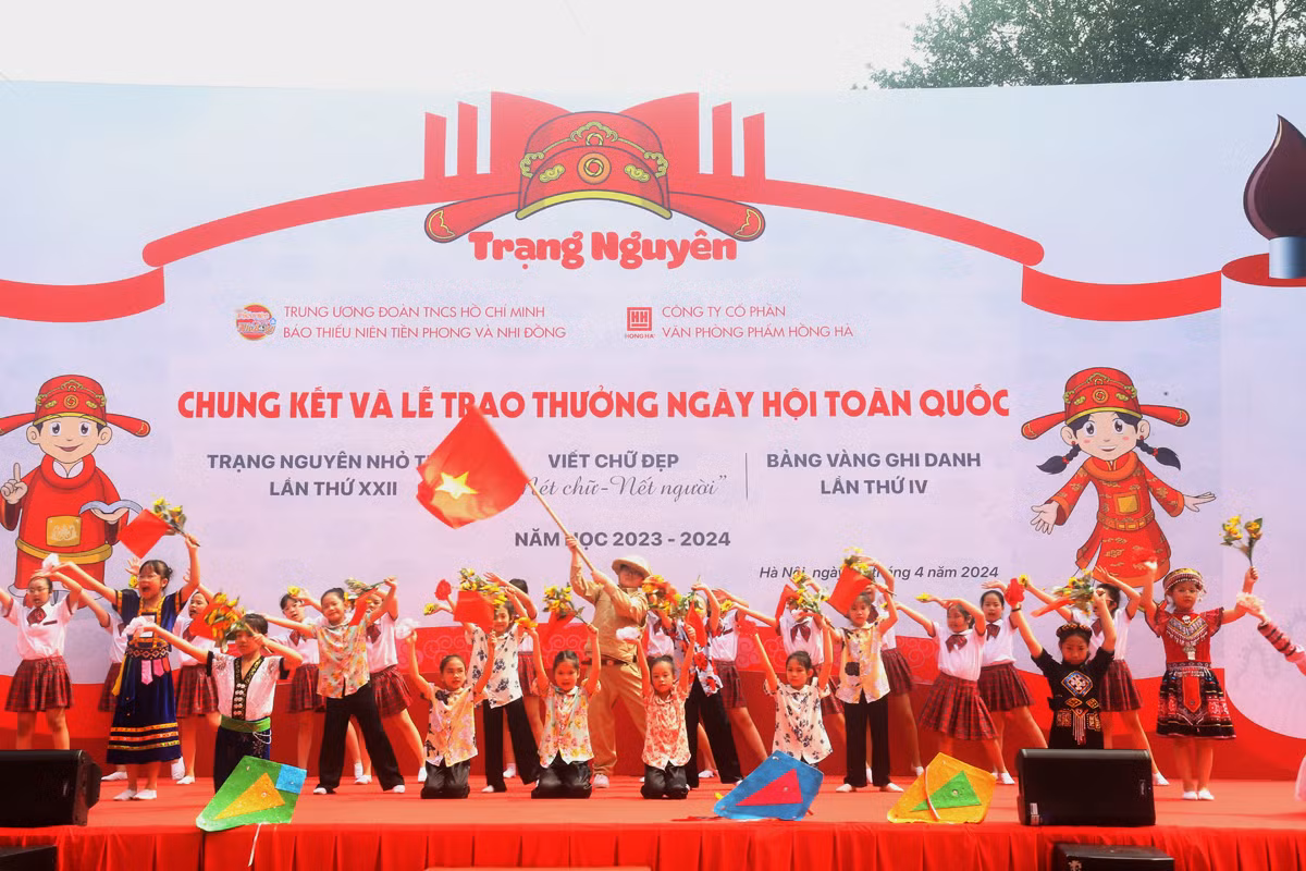 Các tiết mục văn nghệ đặc sắc do các em học sinh trên địa bàn thành phố Hà Nội biểu diễn tái hiện lại thắng lợi của “Chiến dịch Điện Biên Phủ 1954”.