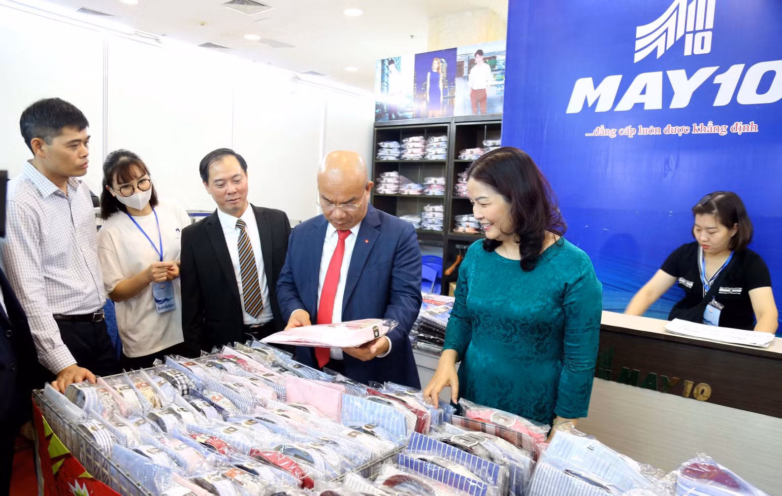 Các sản phẩm công nghiệp chủ lực của thành phố Hà Nội giới thiệu tại Hội chợ.