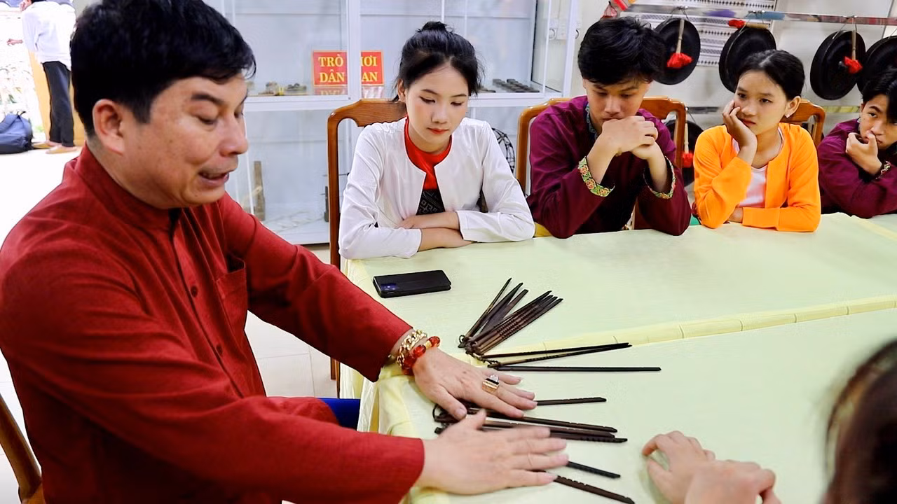 Nghệ nhân Nhân dân Bùi Văn Minh ở huyện Lạc Sơn tỉnh Hòa Bình hướng dẫn các em học sinh tìm hiểu về lịch “Đoi” của người Mường
