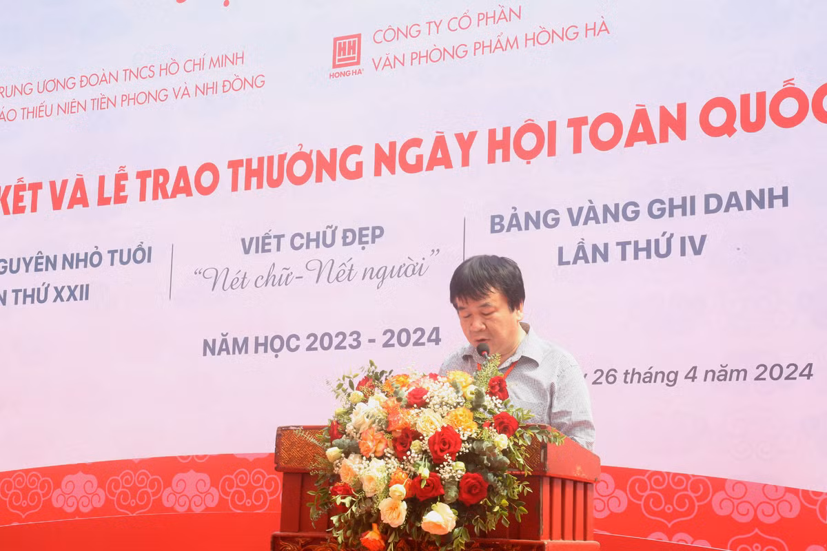 Nhà báo Phan Việt Hùng - Phó Tổng biên tập Báo Thiếu niên và Nhi đồng phát biểu tại lễ chung kết.