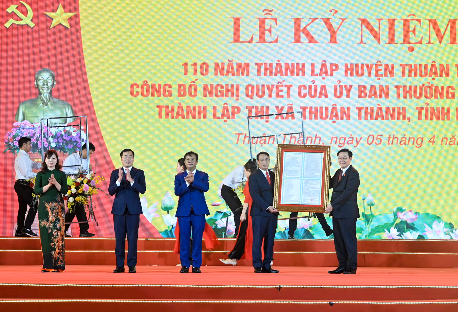 Chủ tịch Quốc hội Vương Đình Huệ trao Nghị quyết của Ủy ban Thường vụ Quốc hội cho lãnh đạo thị xã Thuận Thành.