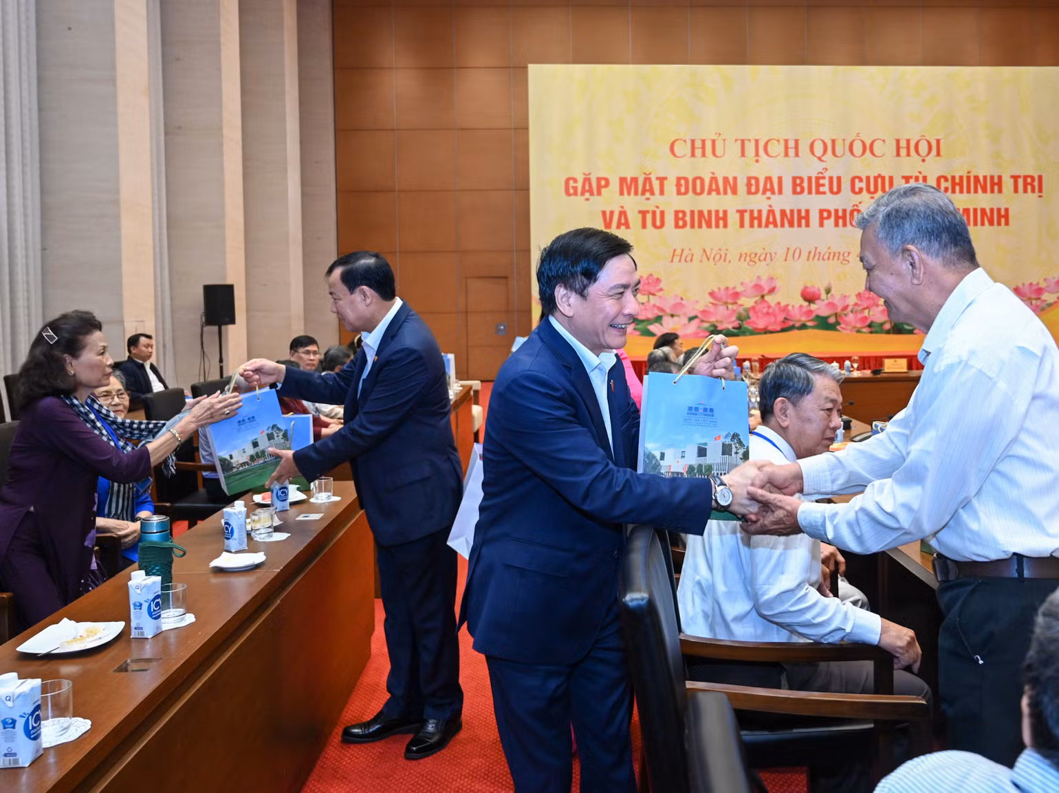 Tổng Thư ký, Chủ nhiệm Văn phòng Quốc hội Bùi Văn Cường và Chủ nhiệm Ủy ban Quốc phòng và An ninh Lê Tấn Tới tặng quà cho các đại biểu tại buổi gặp mặt. Tổng Thư ký, Chủ nhiệm Văn phòng Quốc hội Bùi Văn Cường và Chủ nhiệm Ủy ban Quốc phòng và An ninh Lê Tấn Tới tặng quà cho các đại biểu tại buổi gặp mặt.