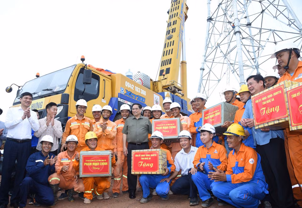 Thủ tướng Phạm Minh Chính tặng quà động viên các cán bộ, công nhân thi công trên công trường.