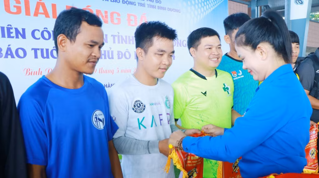 Đồng chí Trần Thị Diễm Trinh, Ủy viên Ban Thường vụ Trung ương đoàn, Bí thư Tỉnh đoàn Bình Dương tặng cờ lưu niệm tới đại diện các đội bóng. Đồng chí Trần Thị Diễm Trinh, Ủy viên Ban Thường vụ Trung ương đoàn, Bí thư Tỉnh đoàn Bình Dương tặng cờ lưu niệm tới đại diện các đội bóng.