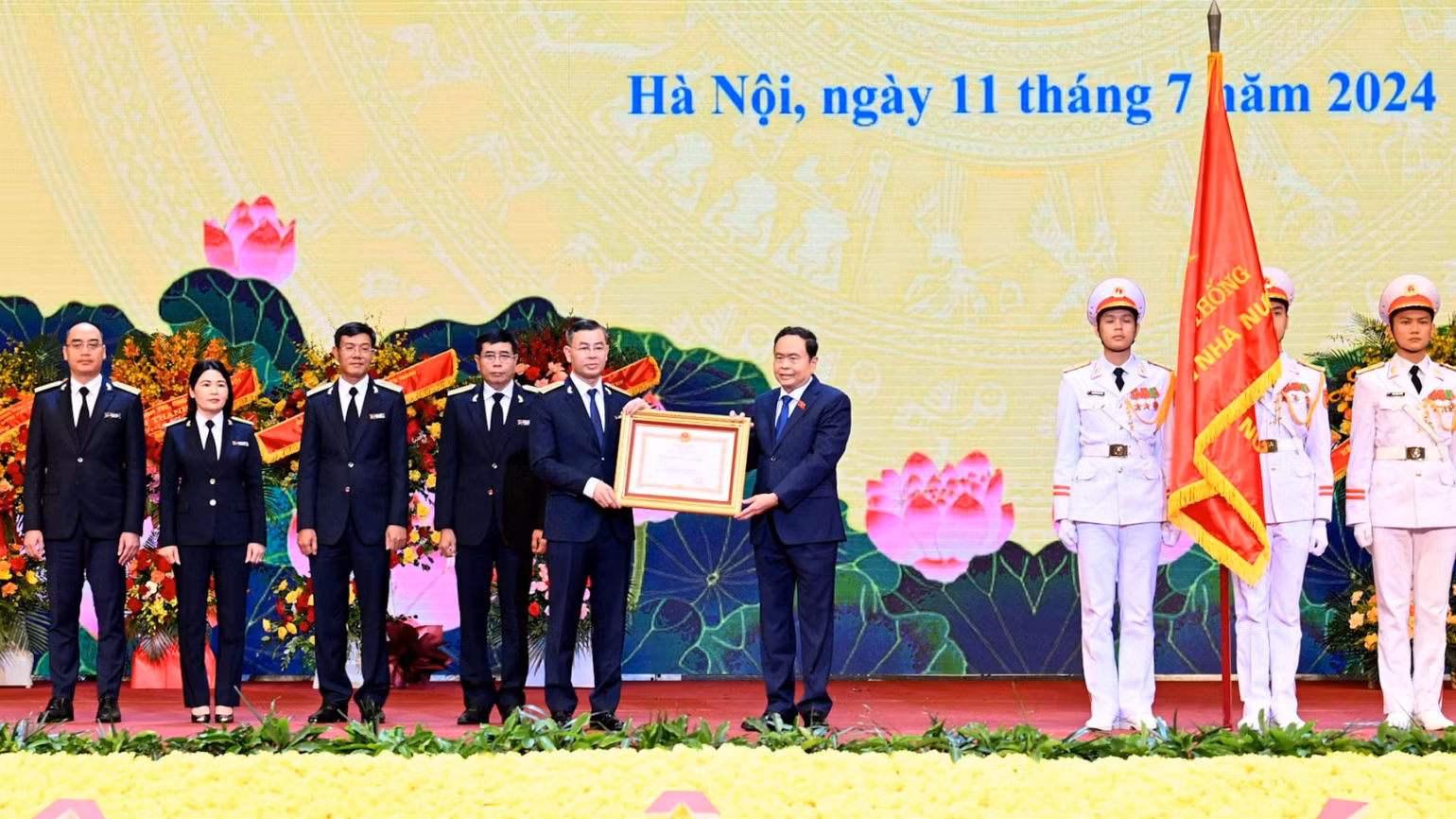 Chủ tịch Quốc hội Trần Thanh Mẫn trao Huân chương Lao động hạng Nhất cho Kiểm toán Nhà nước.