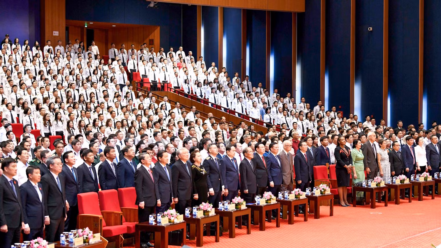 Các đồng chí lãnh đạo, nguyên lãnh đạo Đảng, Nhà nước và các đại biểu thực hiện nghi thức chào cờ tại lễ kỷ niệm.
