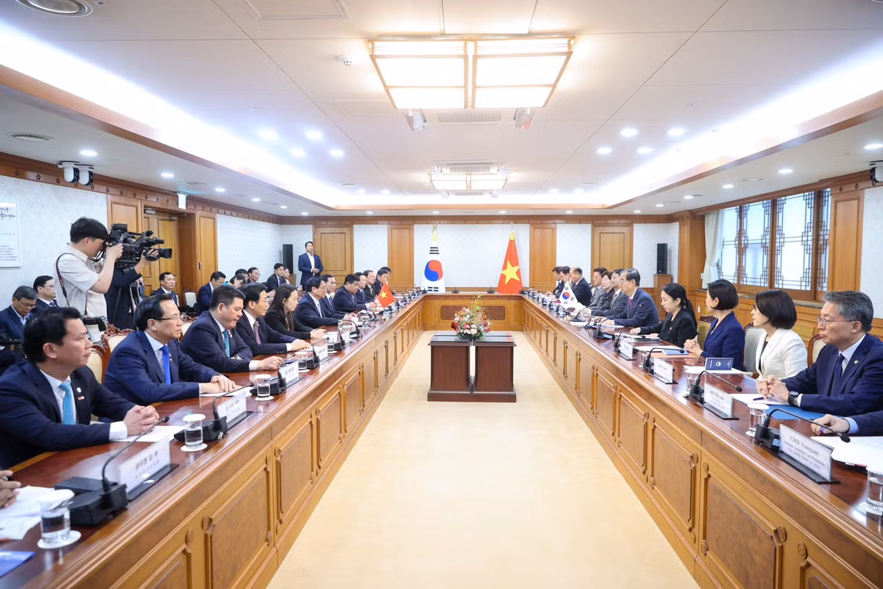 Quang cảnh cuộc hội đàm giữa Thủ tướng Chính phủ Phạm Minh Chính và Thủ tướng Hàn Quốc Han Duck Soo. Quang cảnh cuộc hội đàm giữa Thủ tướng Chính phủ Phạm Minh Chính và Thủ tướng Hàn Quốc Han Duck Soo.