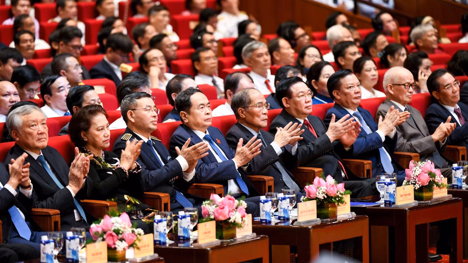 Chủ tịch Quốc hội Trần Thanh Mẫn cùng các đồng chí lãnh đạo, nguyên lãnh đạo Đảng, Nhà nước và các đại biểu dự lễ kỷ niệm.