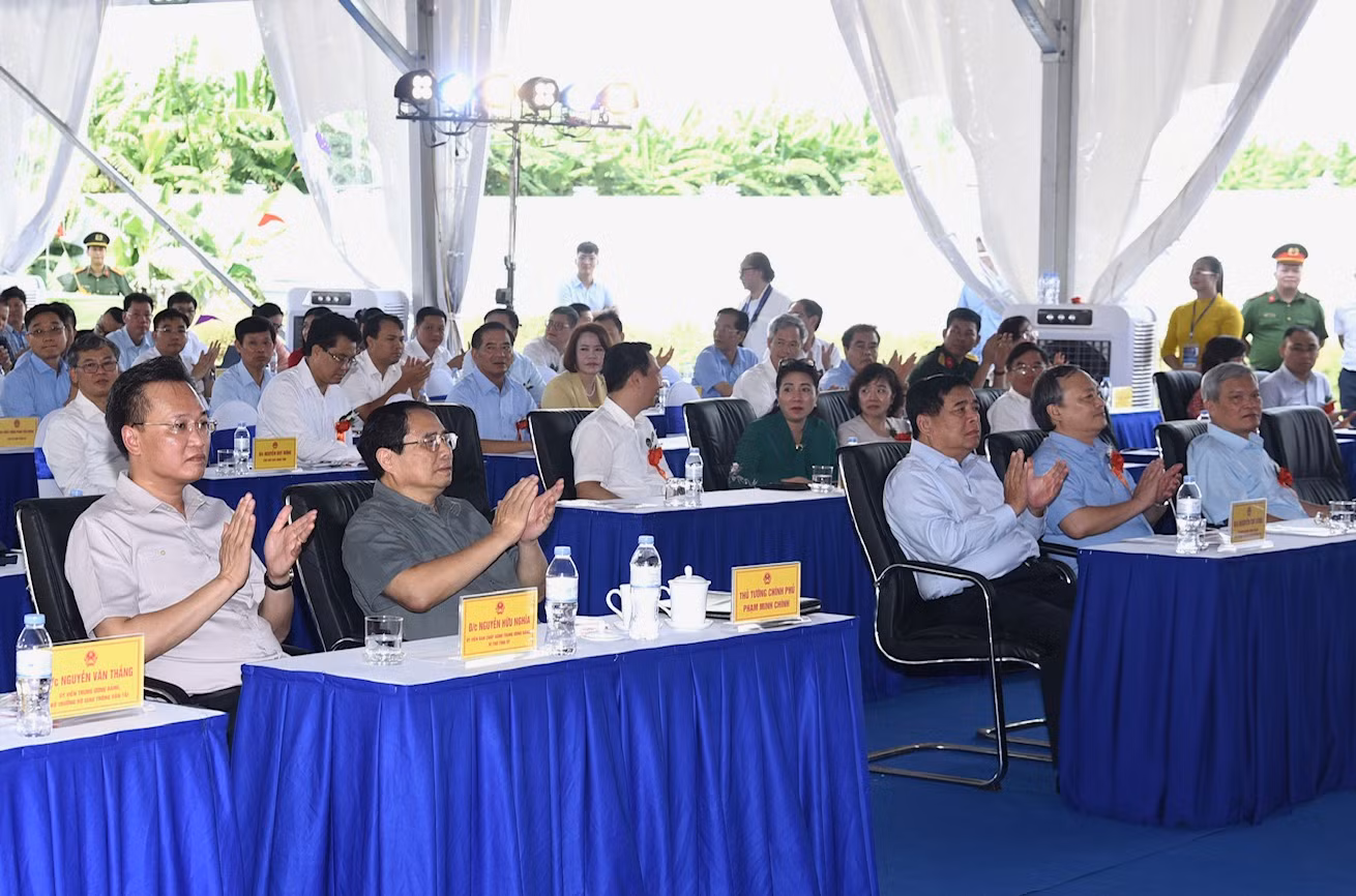 Thủ tướng Phạm Minh Chính và các đại biểu dự lễ khánh thành tuyến đường bộ nối đường cao tốc Hà Nội-Hải Phòng với đường cao tốc Cầu Giẽ-Ninh Bình đoạn qua tỉnh Hưng Yên (giai đoạn 2).