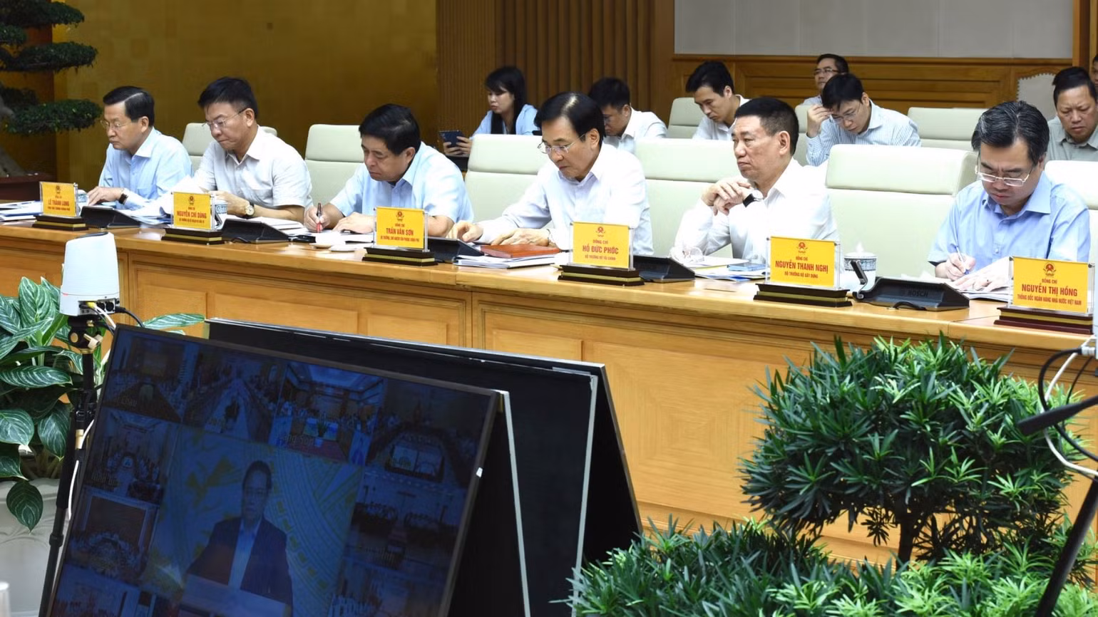 Các đồng chí Phó Thủ tướng và lãnh đạo các bộ, ban, ngành tham dự hội nghị.