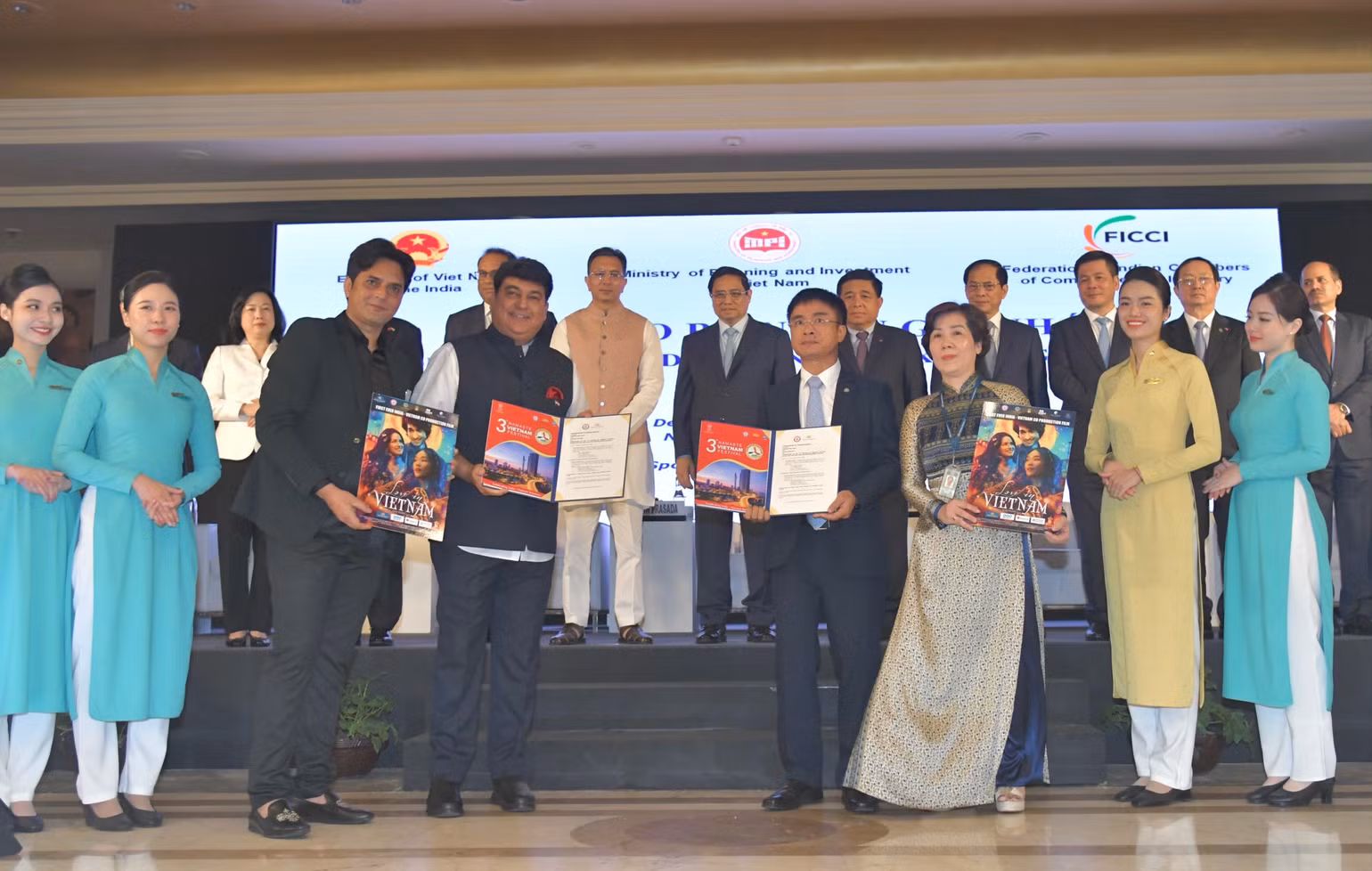 Thủ tướng Phạm Minh Chính chứng kiến lễ trao biên bản hợp tác giữa Vietnam Airlines và Innovations India.