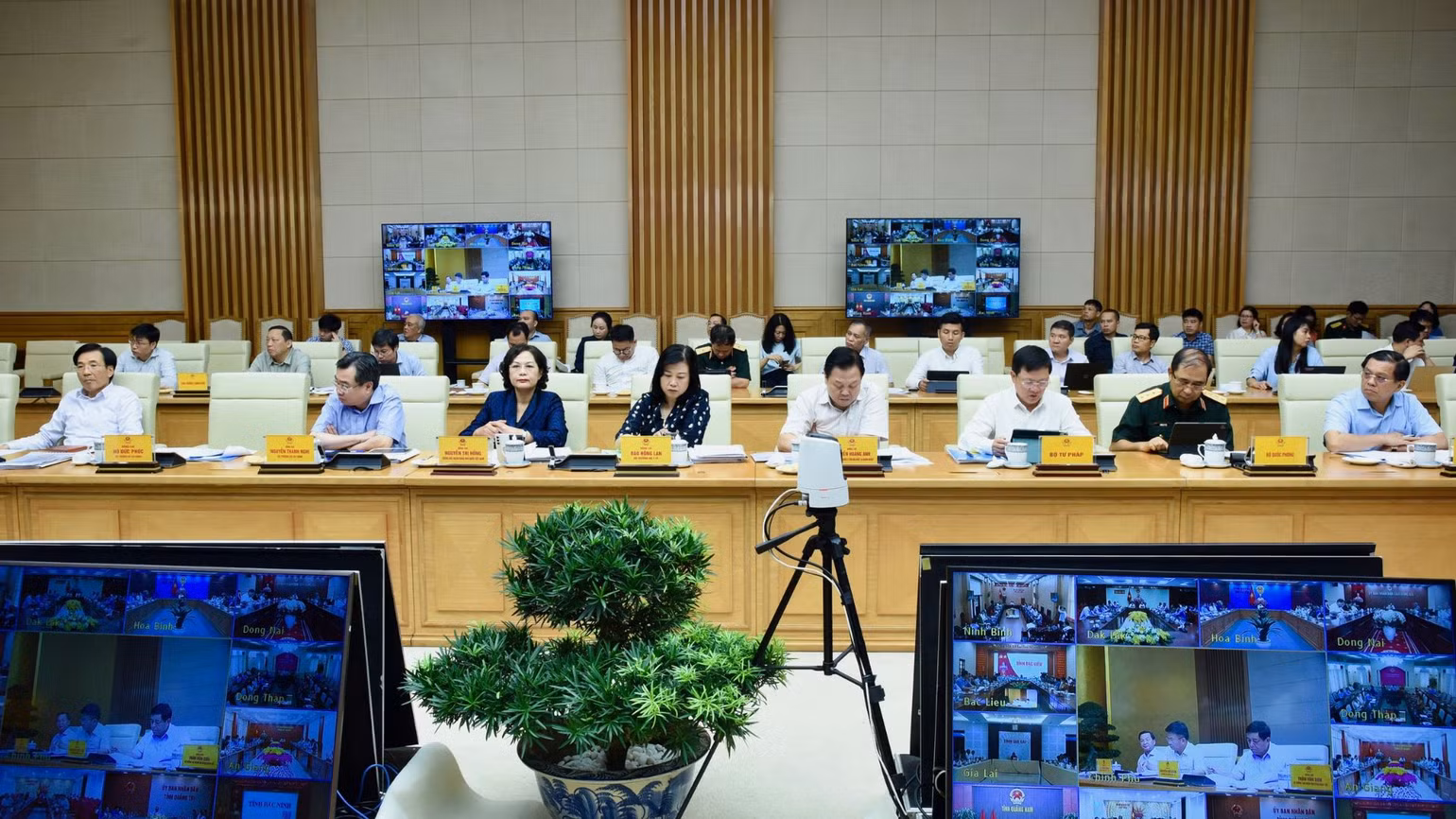 Theo Chương trình, Hội nghị nghe báo cáo và thảo luận về các giải pháp để xây dựng Chính phủ số, xã hội số, công dân số, phục vụ phát triển kinh tế số, tháo gỡ những tồn tại, điểm nghẽn trong triển khai Đề án 06 của Chính phủ về phát triển ứng dụng dữ liệu về dân cư, định danh và xác thực điện tử phục vụ chuyển đổi số quốc gia giai đoạn 2022-2025, tầm nhìn đến năm 2030.