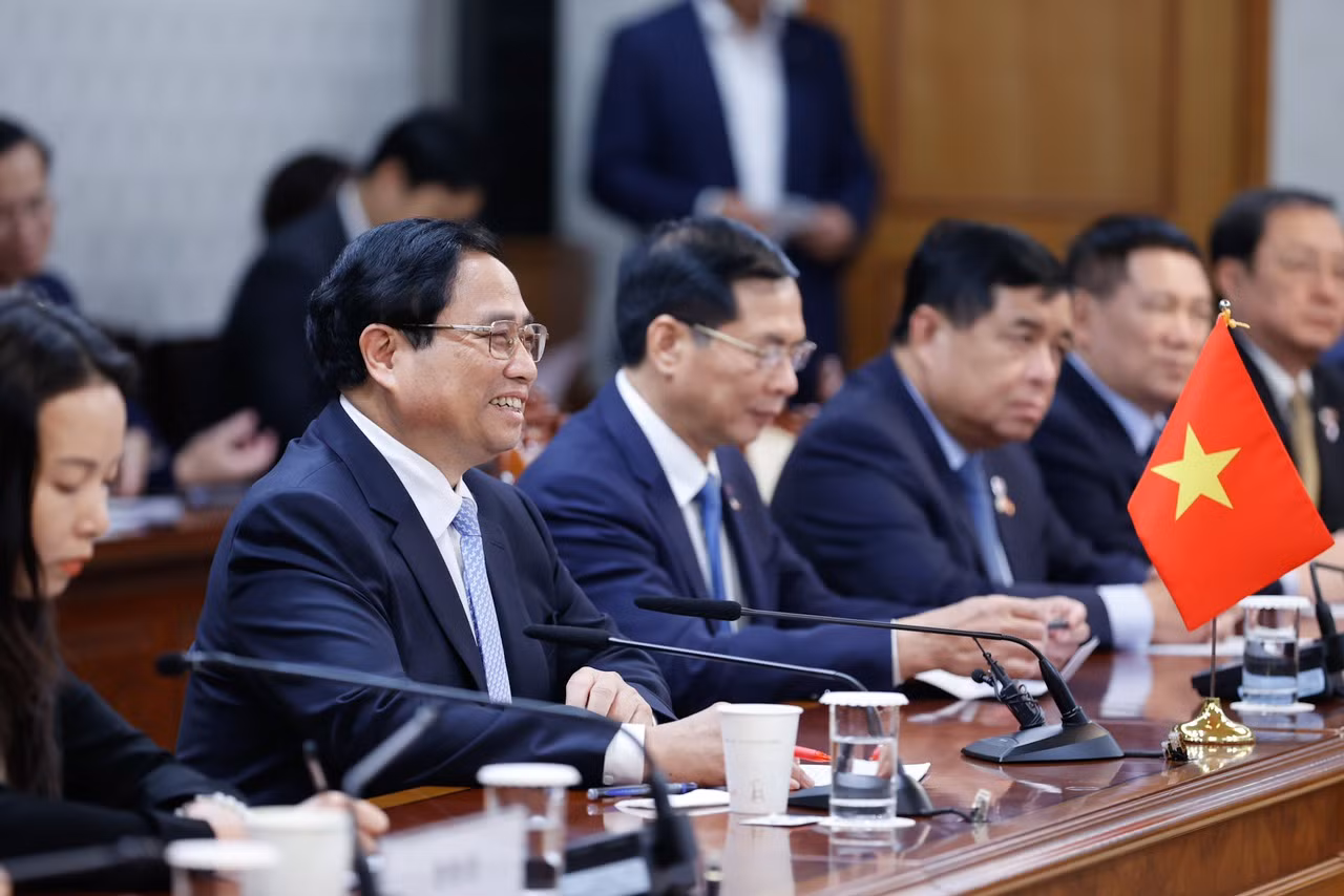 Thủ tướng Chính phủ Phạm Minh Chính tại cuộc hội đàm với Thủ tướng Hàn Quốc Han Duck Soo. Thủ tướng Chính phủ Phạm Minh Chính tại cuộc hội đàm với Thủ tướng Hàn Quốc Han Duck Soo.