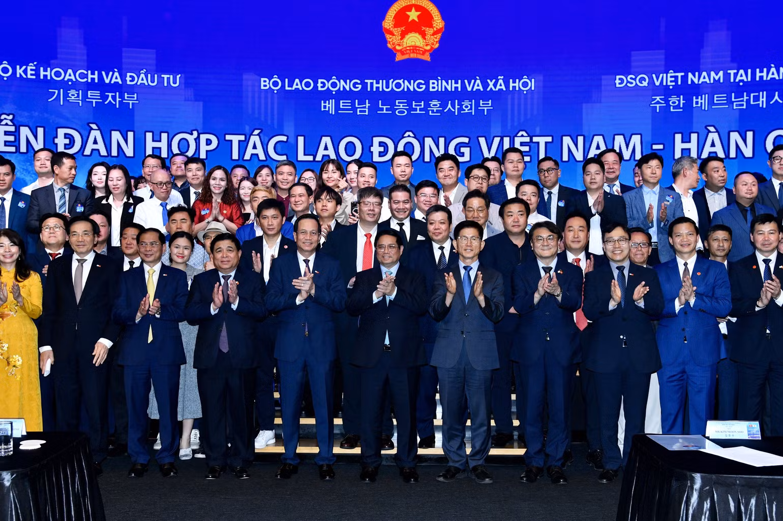 Thủ tướng Phạm Minh Chính chụp ảnh lưu niệm với các đại biểu tại Diễn đàn. Thủ tướng Phạm Minh Chính chụp ảnh lưu niệm với các đại biểu tại Diễn đàn.