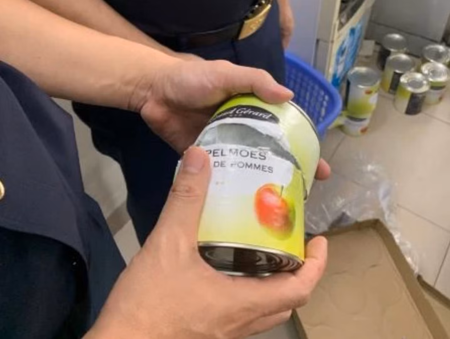 Ma túy được ngụy trang tinh vi trong lon nước trái cây. Ma túy được ngụy trang tinh vi trong lon nước trái cây.