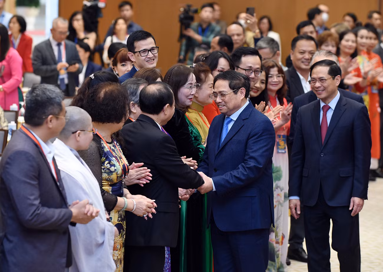 Thủ tướng Phạm Minh Chính với kiều bào tiêu biểu dự chương trình Xuân Quê hương 2023.