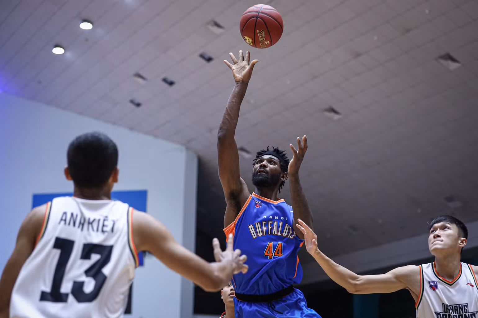 Anthony January treo bóng bổng vào rổ. (Ảnh: VBA) Anthony January treo bóng bổng vào rổ. (Ảnh: VBA)