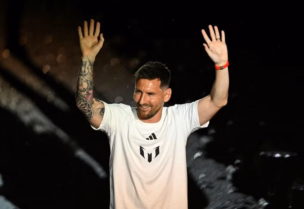 Khoảnh khắc được chờ đợi đã tới khi Messi bước ra trong những tràng vỗ tay không ngớt. Khoảnh khắc được chờ đợi đã tới khi Messi bước ra trong những tràng vỗ tay không ngớt.