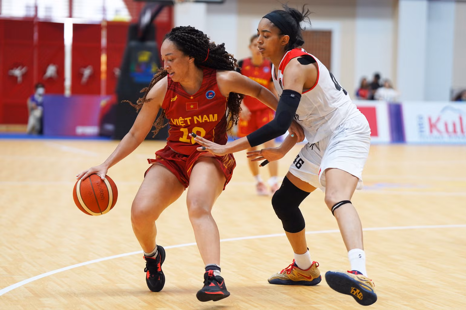 Mailee Jones dẫn bóng trước tuyển thủ Indonesia.