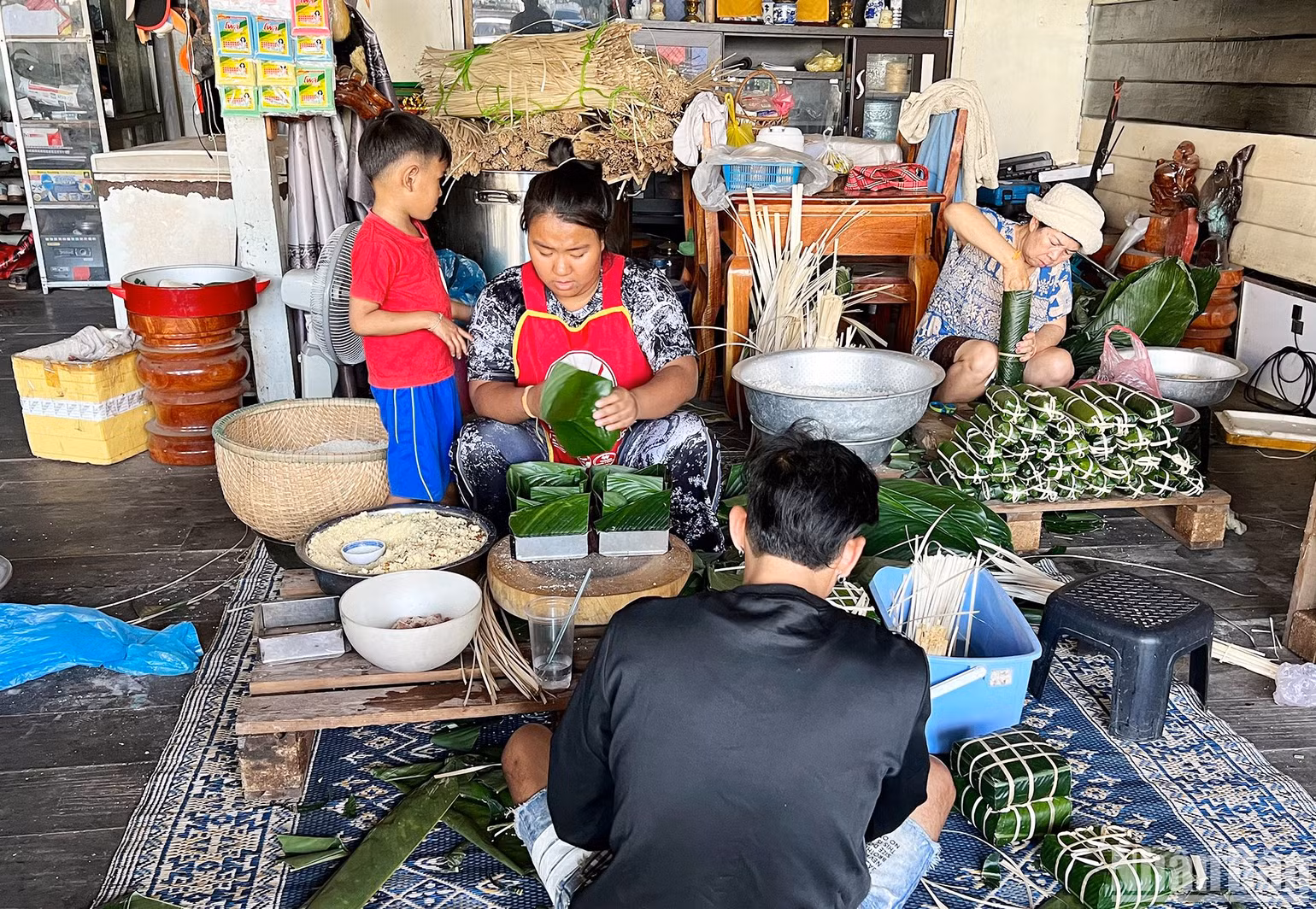 Cơ sở sản xuất của chị Thúy vận hành theo mô hình gia đình. (Ảnh: TRỊNH DŨNG) Cơ sở sản xuất của chị Thúy vận hành theo mô hình gia đình. (Ảnh: TRỊNH DŨNG)