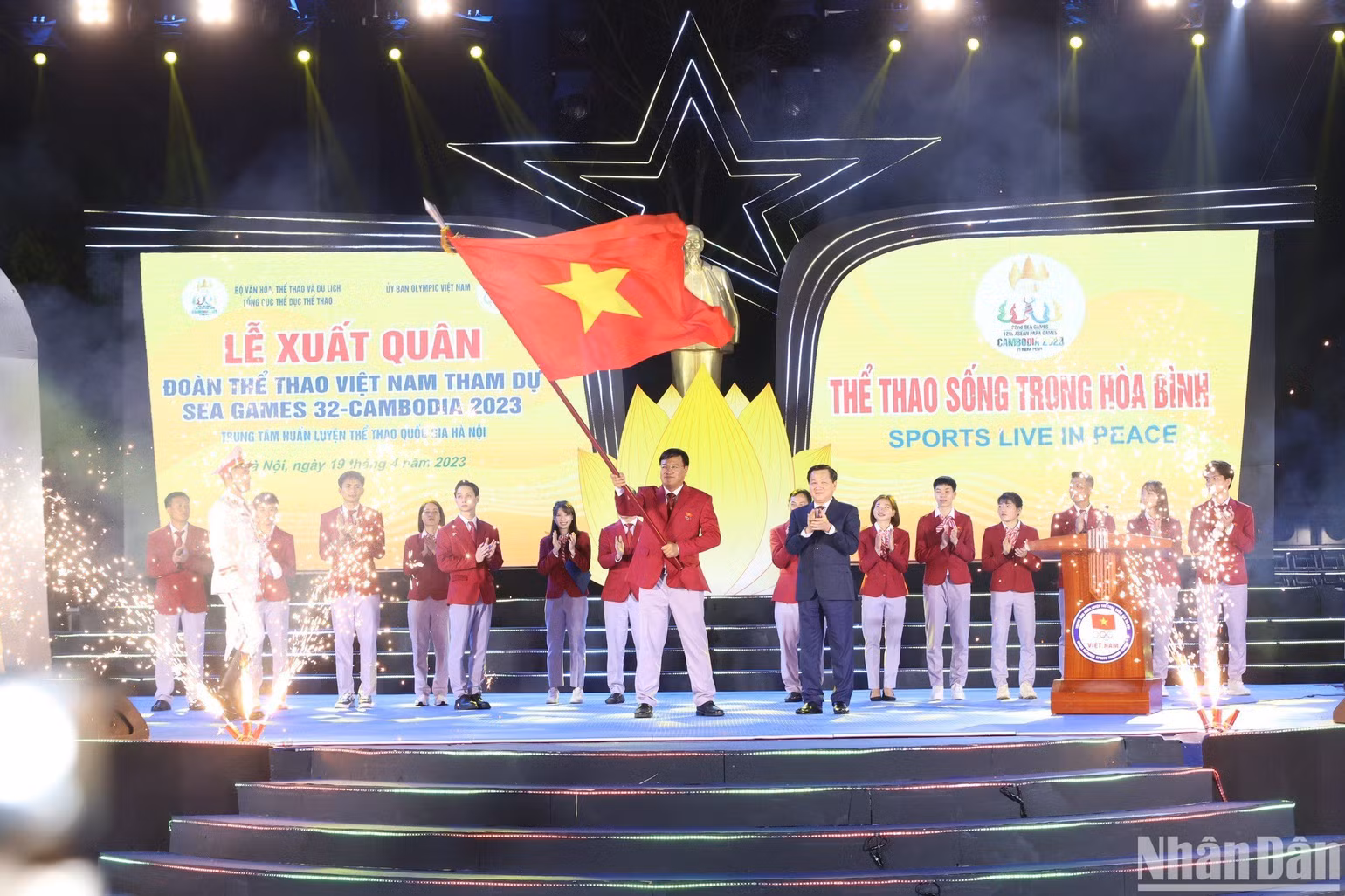 Trưởng đoàn Đặng Hà Việt nhận cờ từ Phó Thủ tướng. Trưởng đoàn Đặng Hà Việt nhận cờ từ Phó Thủ tướng.