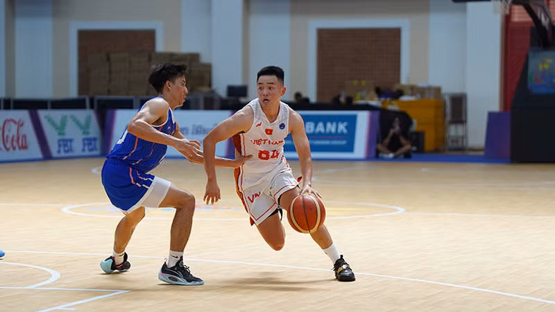 Huỳnh Vĩnh Quang dẫn bóng. Huỳnh Vĩnh Quang dẫn bóng.