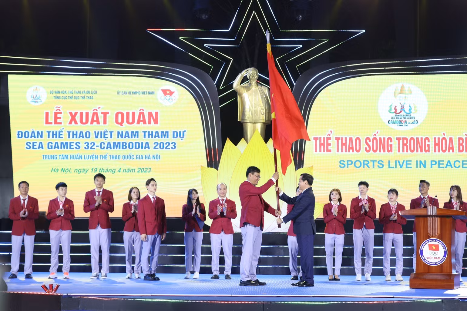 Phó Thủ Tướng Lê Minh Khái trao cờ cho Trưởng đoàn Thể thao Việt Nam Đặng Hà Việt. Phó Thủ Tướng Lê Minh Khái trao cờ cho Trưởng đoàn Thể thao Việt Nam Đặng Hà Việt.