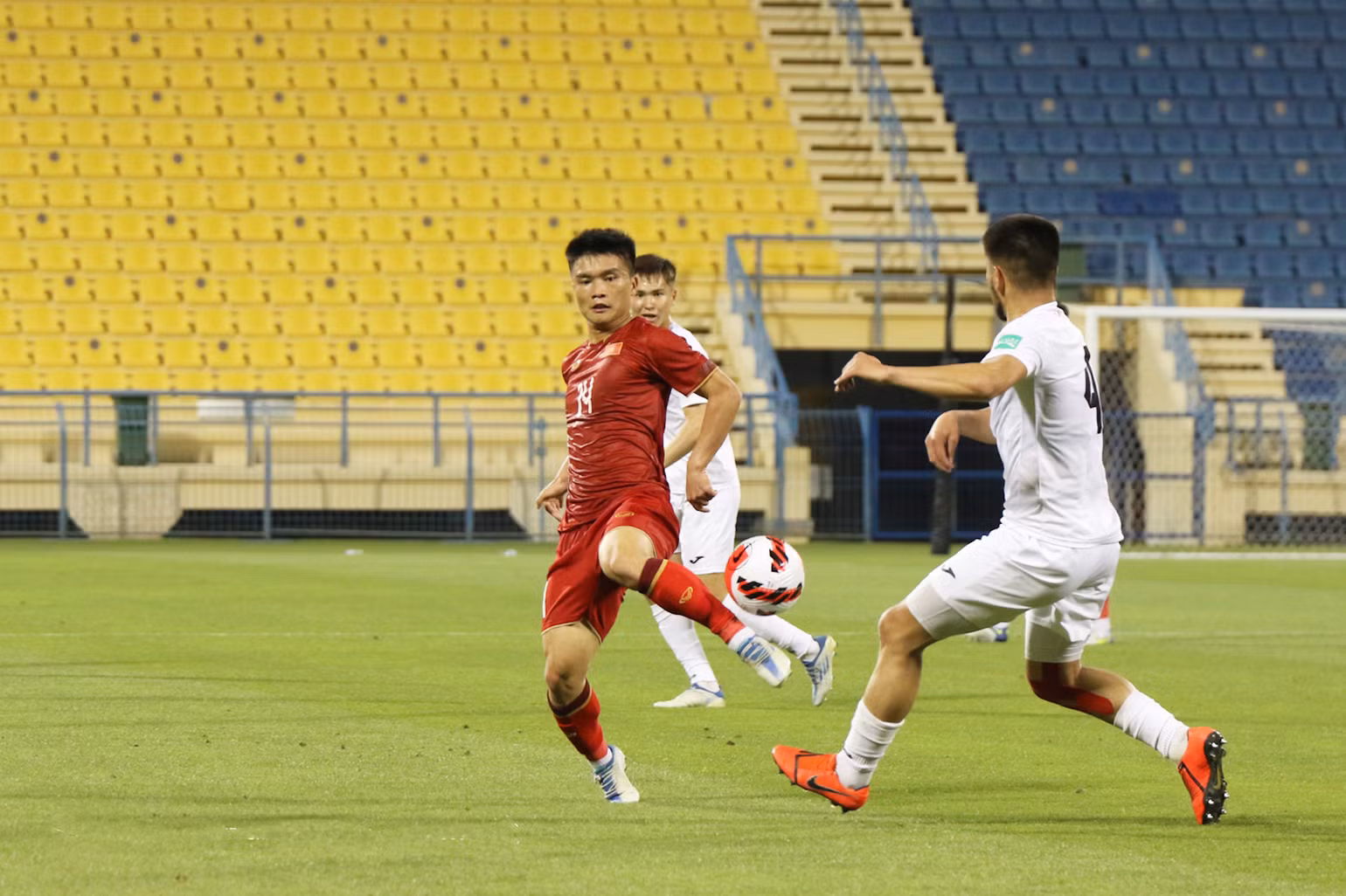 U23 Kyrgyzstan chơi với 10 người từ phút 84. (Ảnh: VFF) U23 Kyrgyzstan chơi với 10 người từ phút 84. (Ảnh: VFF)