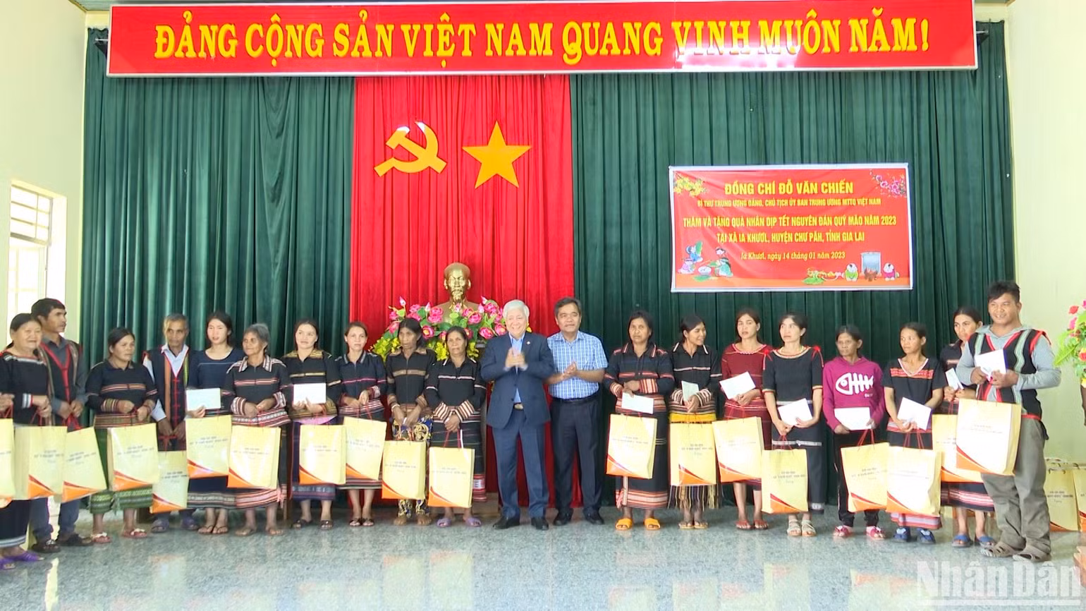 Chủ tịch Ủy ban Trung ương Mặt trận Tổ quốc Việt Nam tặng quà bà con xã xã Ia Khươl (Chư Păh, Gia Lai).