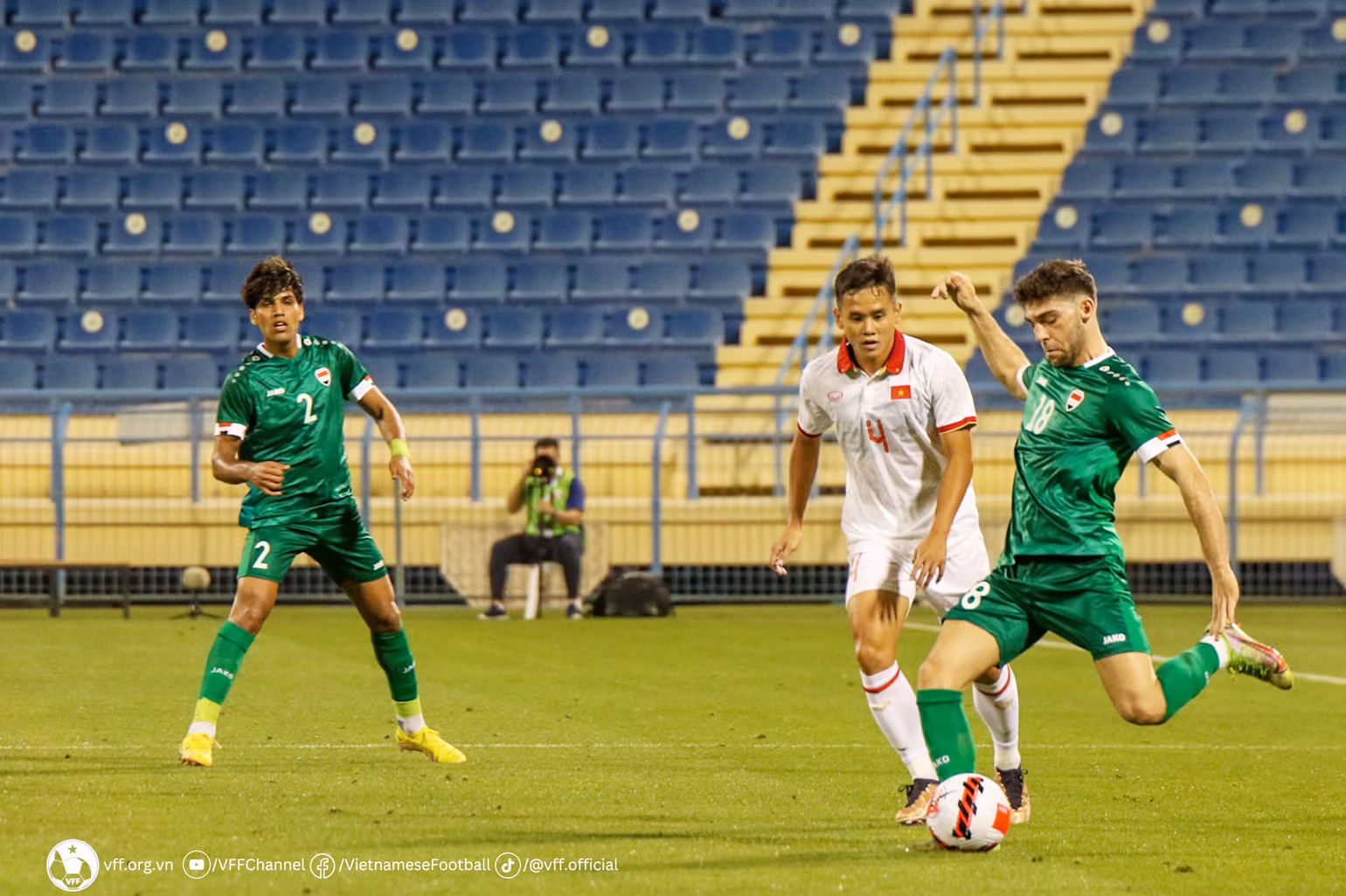 U23 Iraq (áo xanh) thi đấu lấn lướt. (Ảnh: VFF)