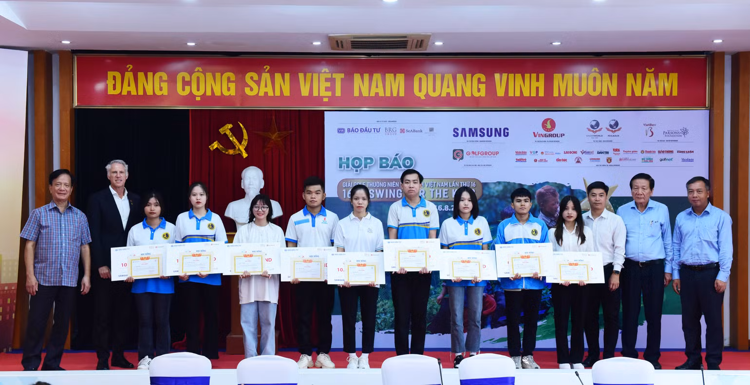 Các em học sinh, sinh viên nhận học bổng tại buổi họp báo. (Ảnh: BTC)