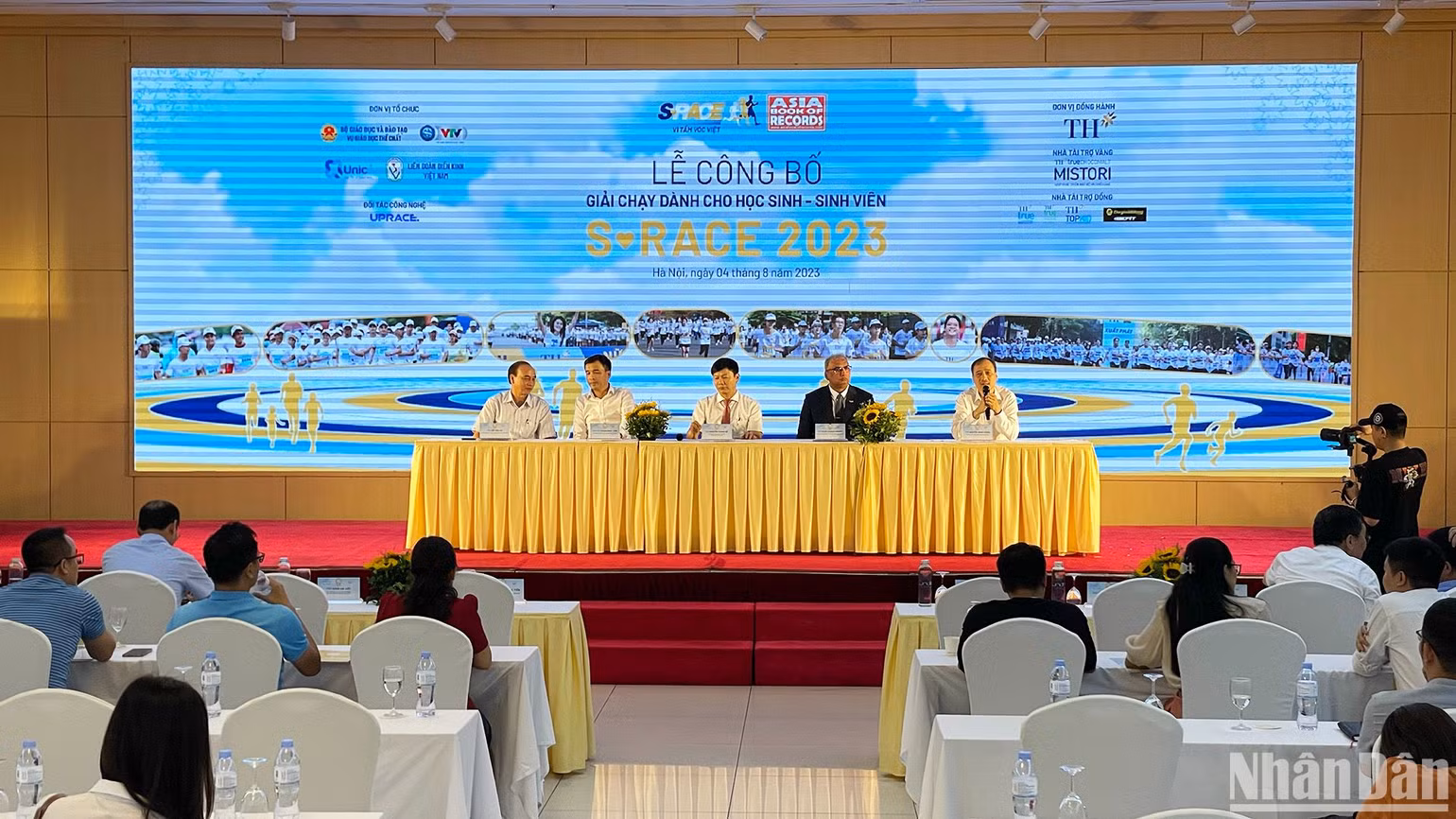 Đại diện ban tổ chức trả lời các câu hỏi từ báo chí.