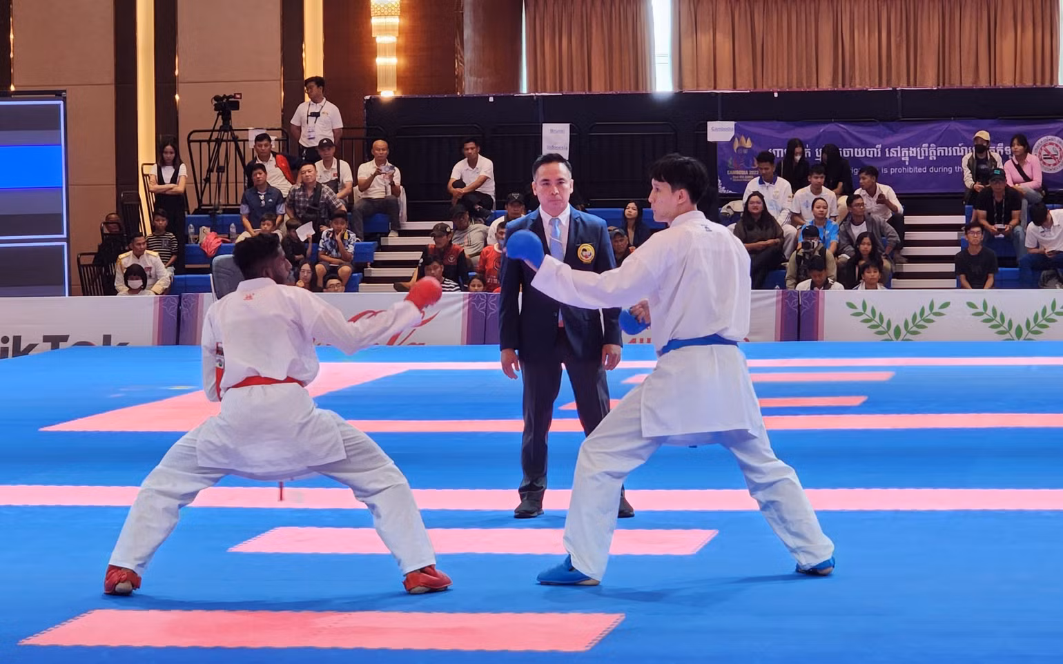 Đối kháng kumite giữa Malaysia và Việt Nam. (Ảnh: TAM NINH)