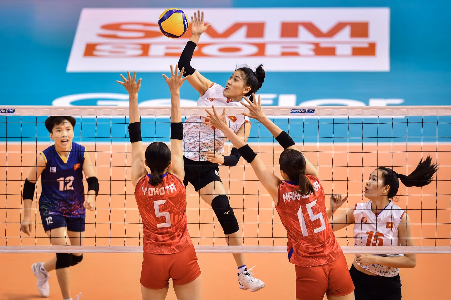 Nỗ lực của các cô gái Việt Nam đưa trận đấu đến set thứ 5 kịch tính. (Ảnh: AVC) Nỗ lực của các cô gái Việt Nam đưa trận đấu đến set thứ 5 kịch tính. (Ảnh: AVC)