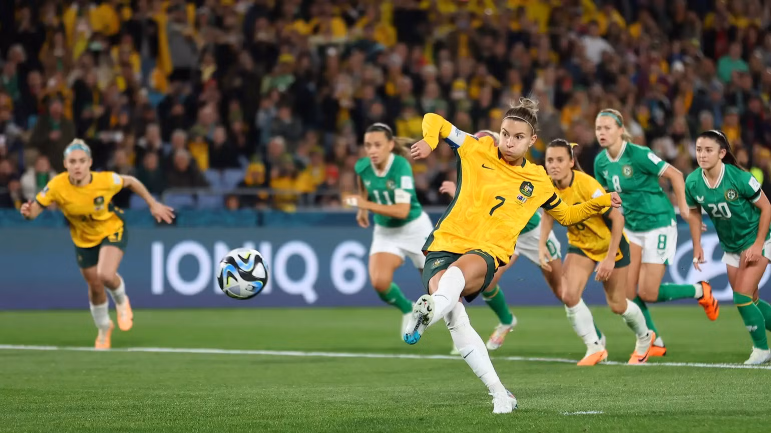 Tình huống đá phạt penalty mang về bàn thắng cho tuyển nữ Australia. (Ảnh: Getty)