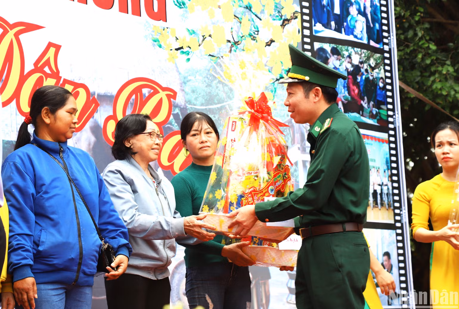 Đại tá Đỗ Quang Thấm, Phó Chính ủy Bộ Chỉ huy Bộ đội Biên phòng tỉnh Đắk Lắk tặng quà Tết cho các hộ nghèo xã Ia R’vê.
