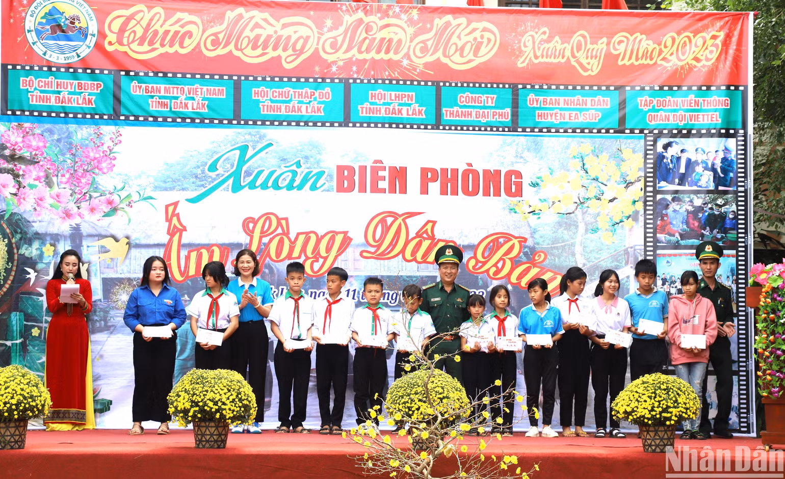 Đại tá Phạm Hữu Chiến, Bí thư Đảng ủy, Chính ủy Bộ Chỉ huy Bộ đội Biên phòng tỉnh Đắk Lắk tặng quà cho các cháu học sinh trong Chương trình “Nâng bước em tới trường”, “Con nuôi đồn Biên phòng”.