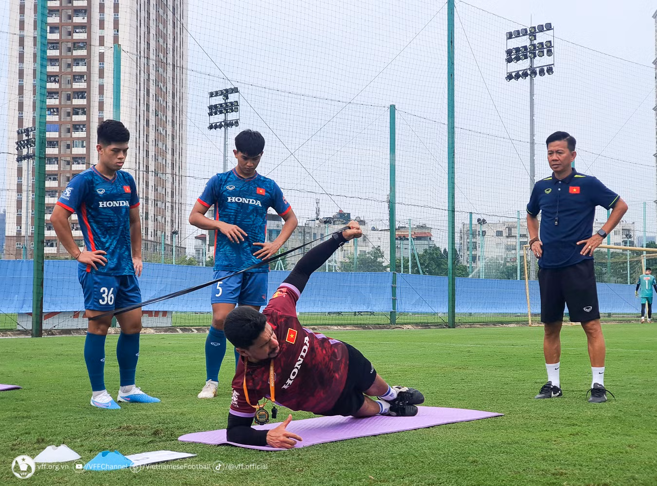 Huấn luyện viên Hoàng Anh Tuấn quan sát chuyên gia José Brandi Regato Neto hướng dẫn các cầu thủ. (Ảnh: VFF) Huấn luyện viên Hoàng Anh Tuấn quan sát chuyên gia José Brandi Regato Neto hướng dẫn các cầu thủ. (Ảnh: VFF)