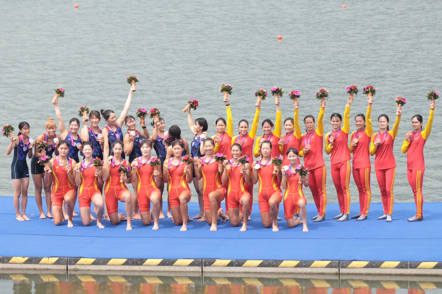 Chủ nhà Trung Quốc về nhất, Nhật Bản về nhì và thứ ba là các cô gái Việt Nam. (Ảnh: Đoàn Thể thao Việt Nam)