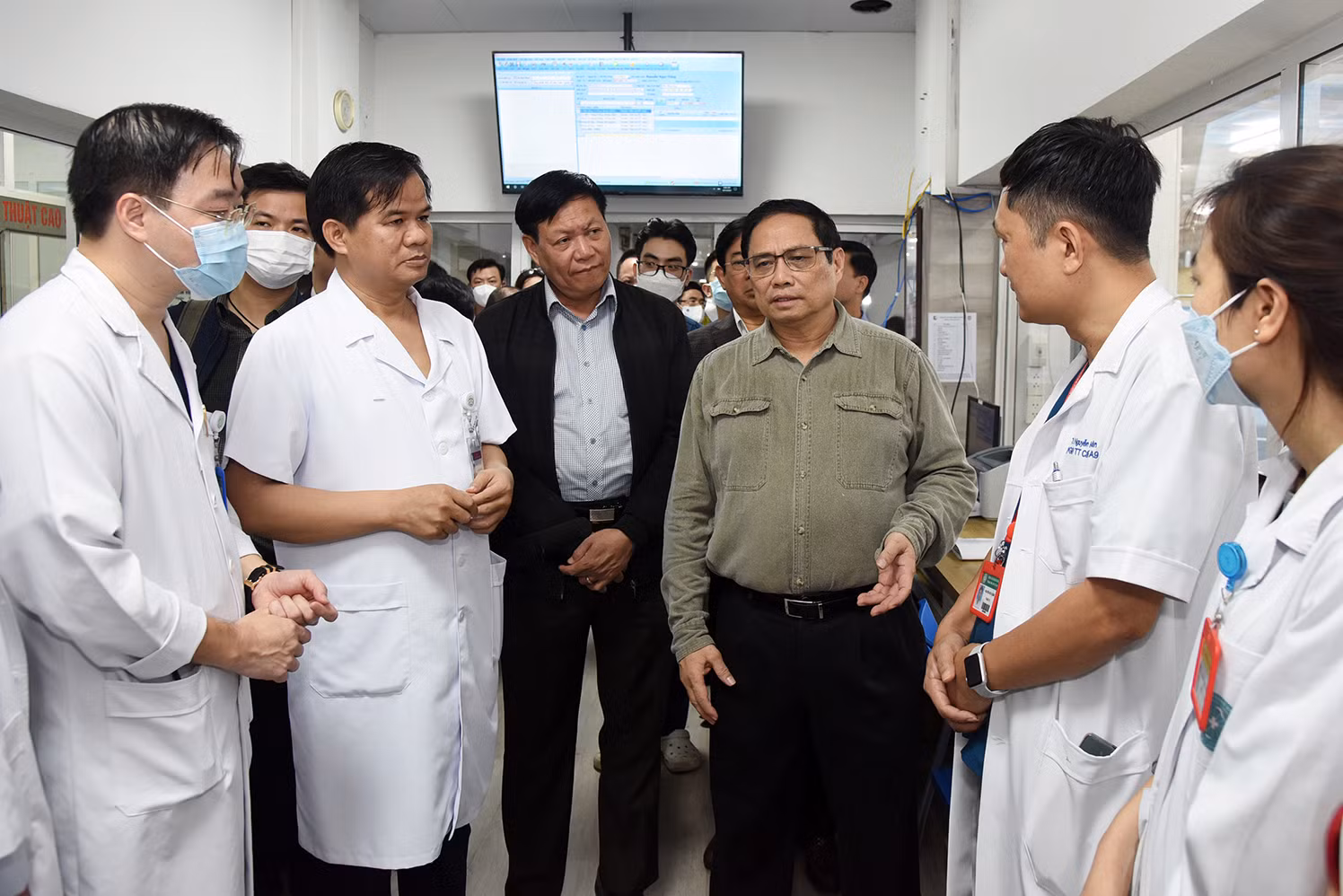 Thủ tướng lắng nghe ý kiến và động viên các y bác sĩ Trung tâm Cấp cứu A9 - Bệnh viện Bạch Mai.