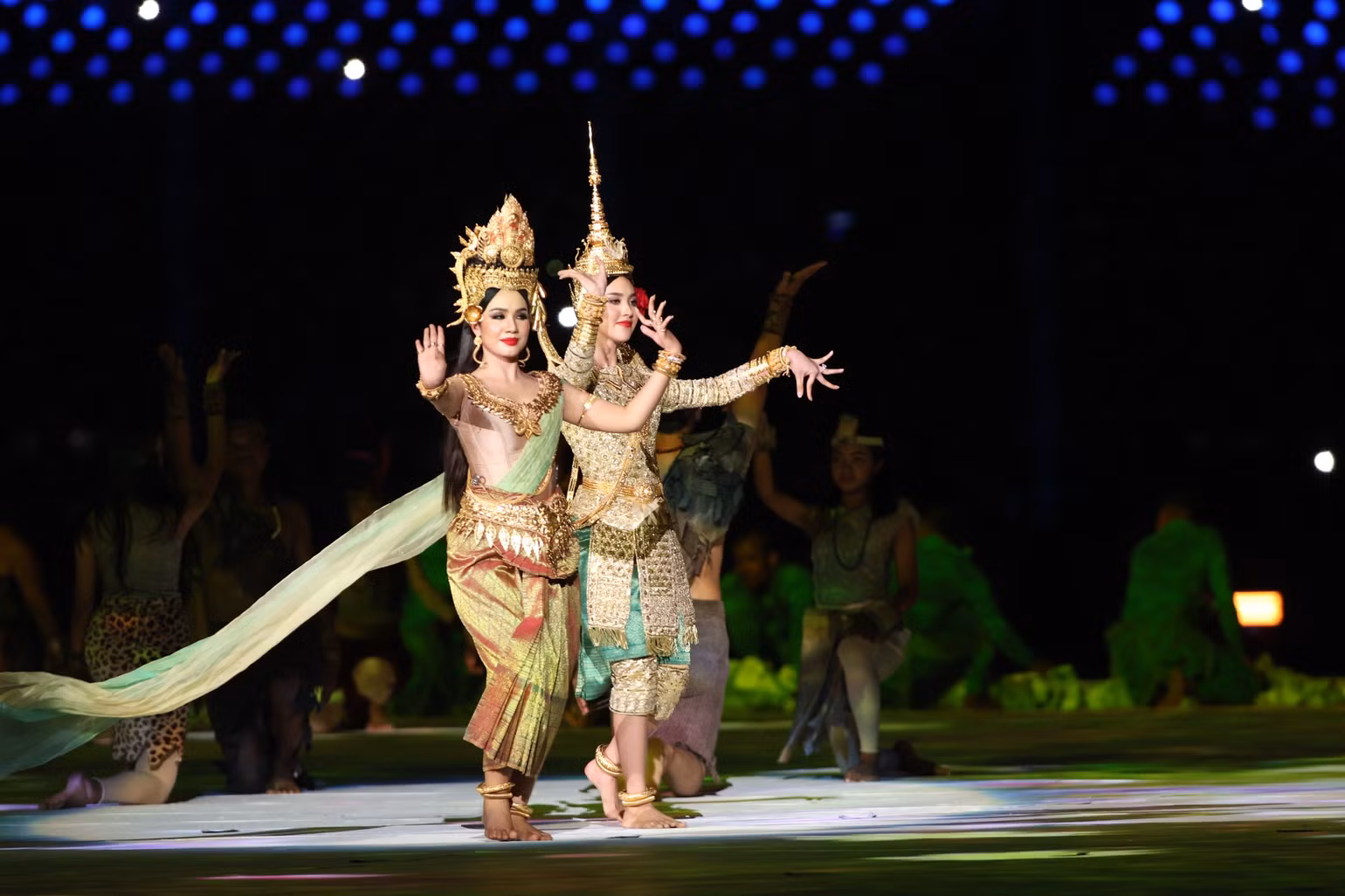 Các cô gái Campuchia mặc trang phục truyền thống, nhảy vũ điệu Apsara.