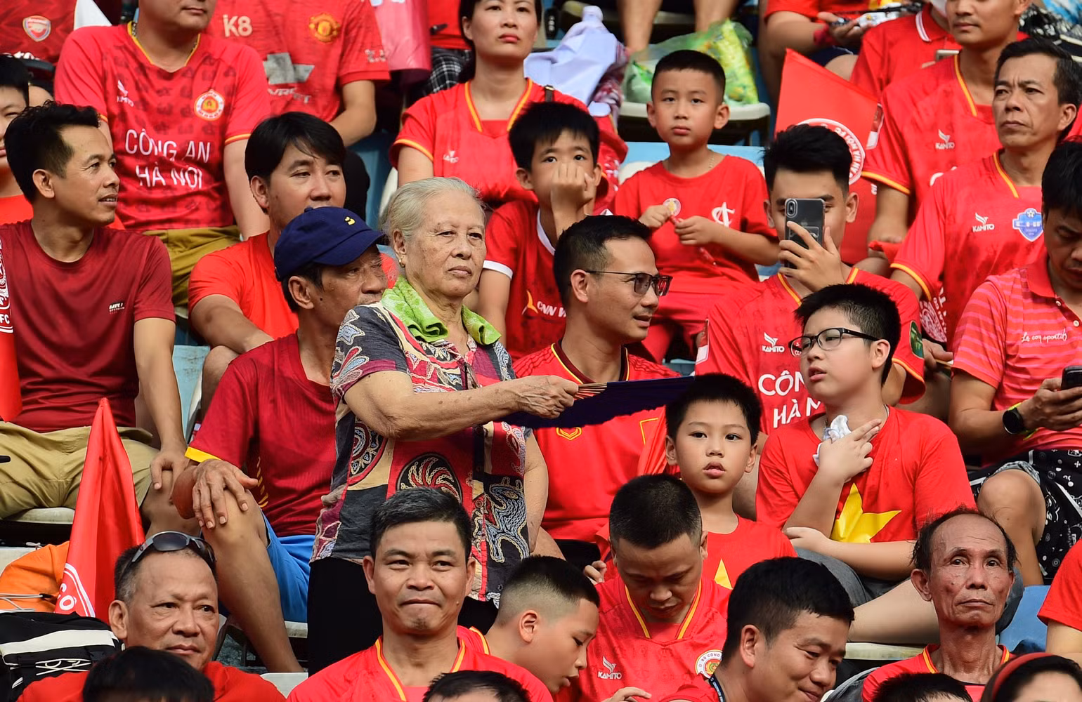 Trận đấu thu hút mọi lứa tuổi khán giả, từ người có tuổi... Trận đấu thu hút mọi lứa tuổi khán giả, từ người có tuổi...