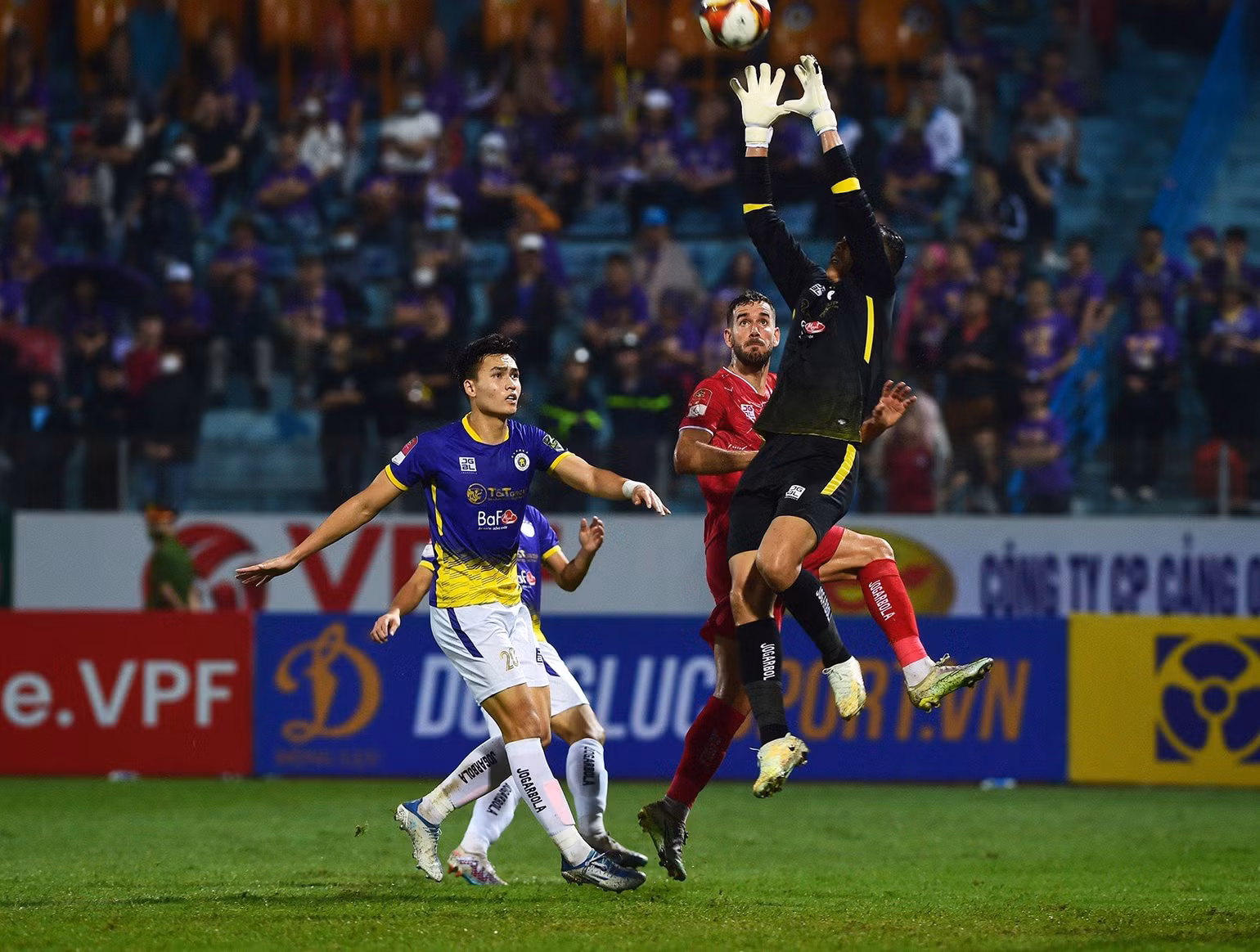 Càng về cuối trận đấu các cầu thủ Hải Phòng FC gia tăng sức ép lên cầu môn của thủ môn Tấn Trường.