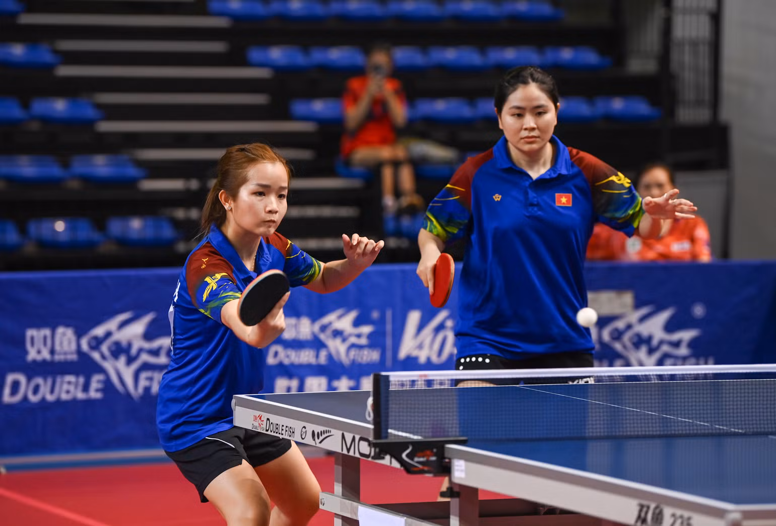 Võ Kim Thắm - Chung Thị Mỹ Huyền (Tây Ninh) giành thắng lợi sít sao với tỷ số 3-2 trước cặp đôi Nguyễn Khoa Diệu Khánh - Nguyễn Bạch Thanh Thư (TP Hồ Chí Minh) tại vòng 1/16.