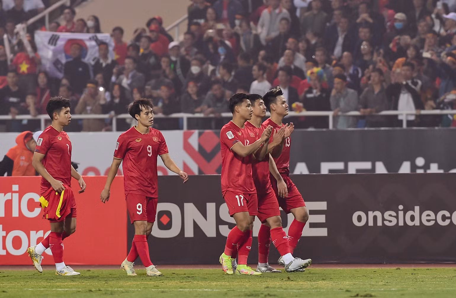 Các cầu thủ tiến về khán đài.