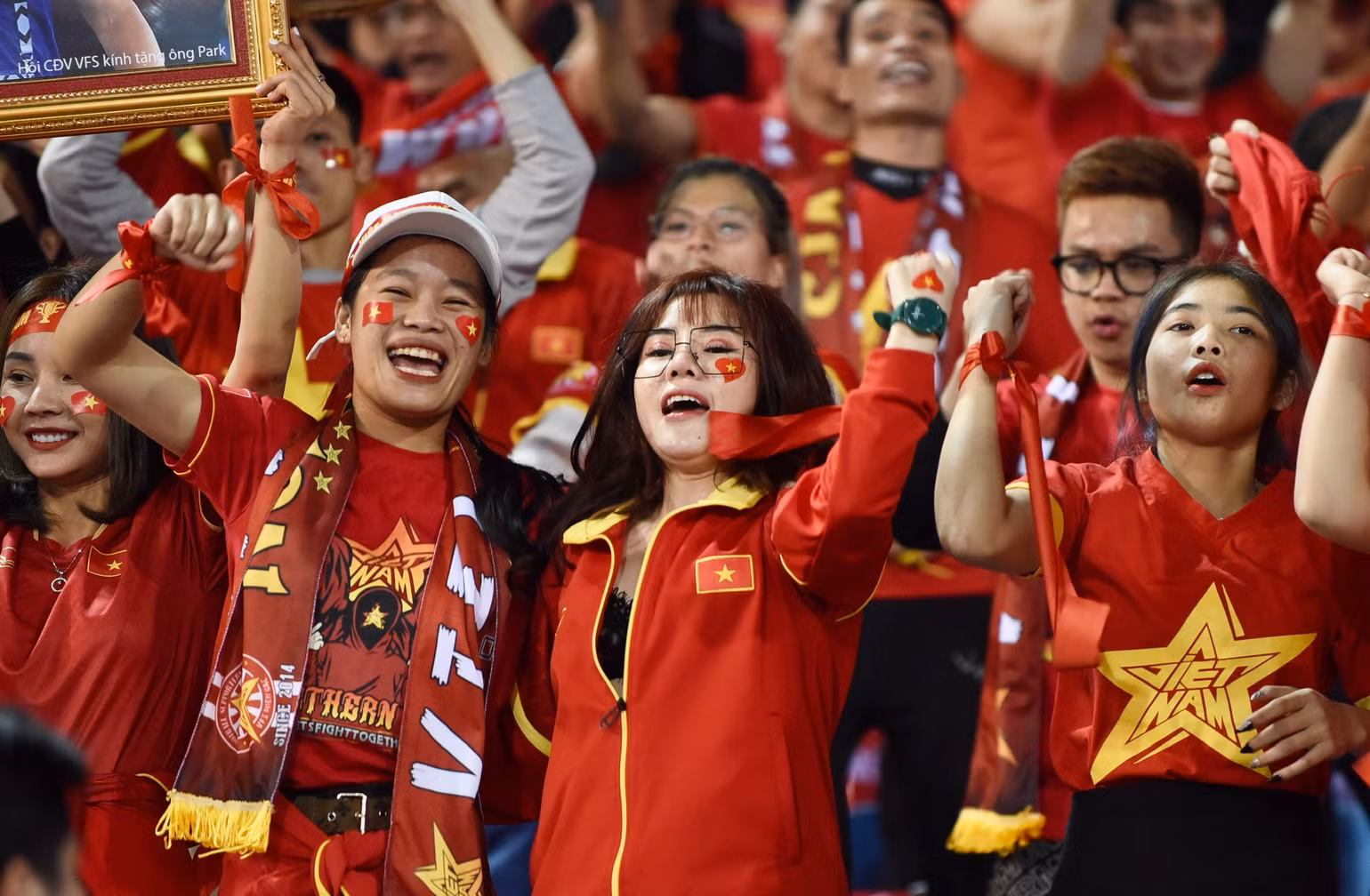 Niềm vui của người hâm mộ khi đội tuyển giành chiến thắng 2-0 trước Indonesia.