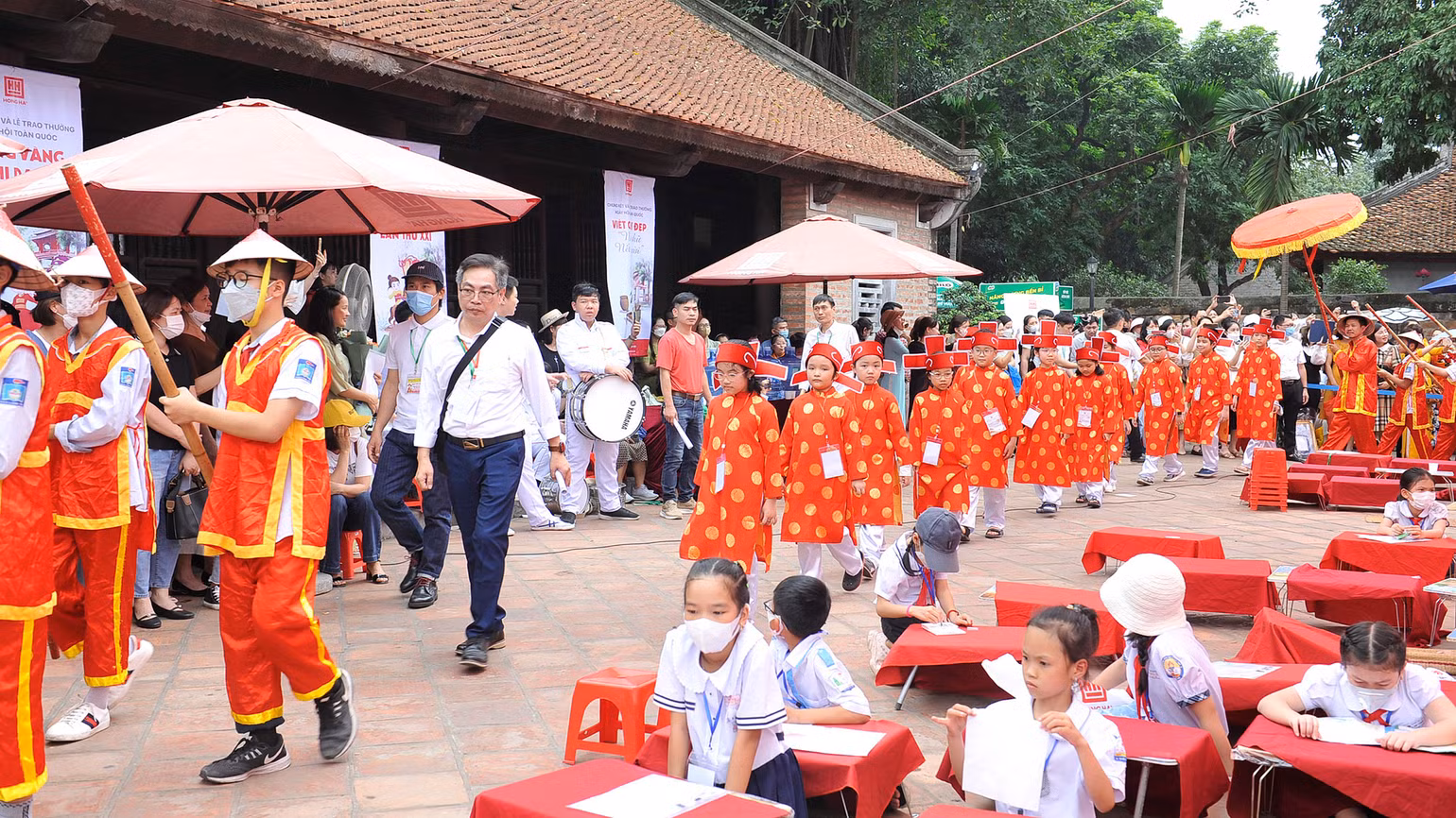 Nghi thức rước Trạng được tái hiện trang nghiêm và độc đáo. (Ảnh: HUY HOÀNG) Nghi thức rước Trạng được tái hiện trang nghiêm và độc đáo. (Ảnh: HUY HOÀNG)