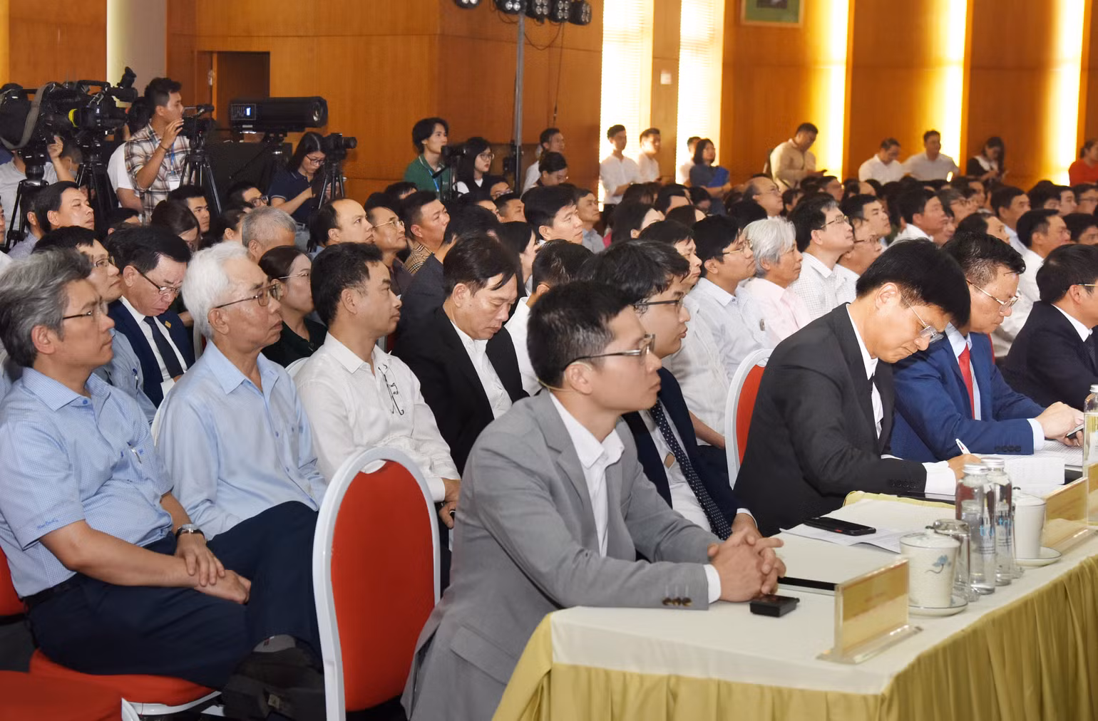 Đại diện các viện nghiên cứu, trường đại học, doanh nghiệp, nhà khoa học. Đại diện các viện nghiên cứu, trường đại học, doanh nghiệp, nhà khoa học.