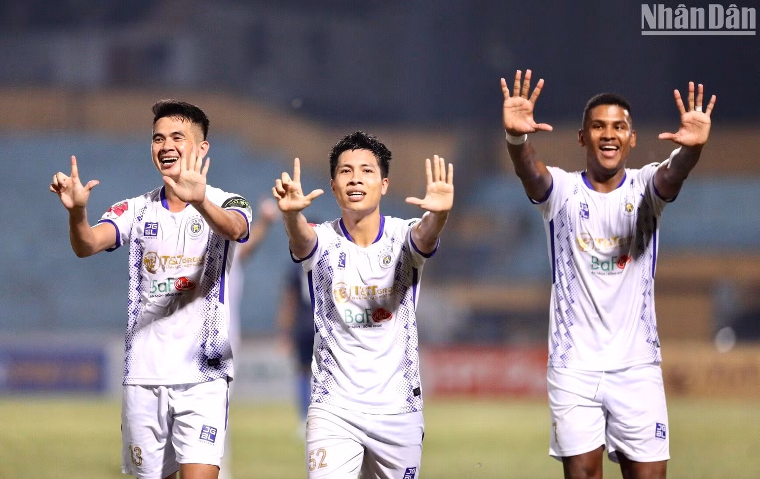 Văn Vĩ (giữa) đưa Hà Nội lên dẫn trước 3-2. (Ảnh: TRẦN HẢI) Văn Vĩ (giữa) đưa Hà Nội lên dẫn trước 3-2. (Ảnh: TRẦN HẢI)